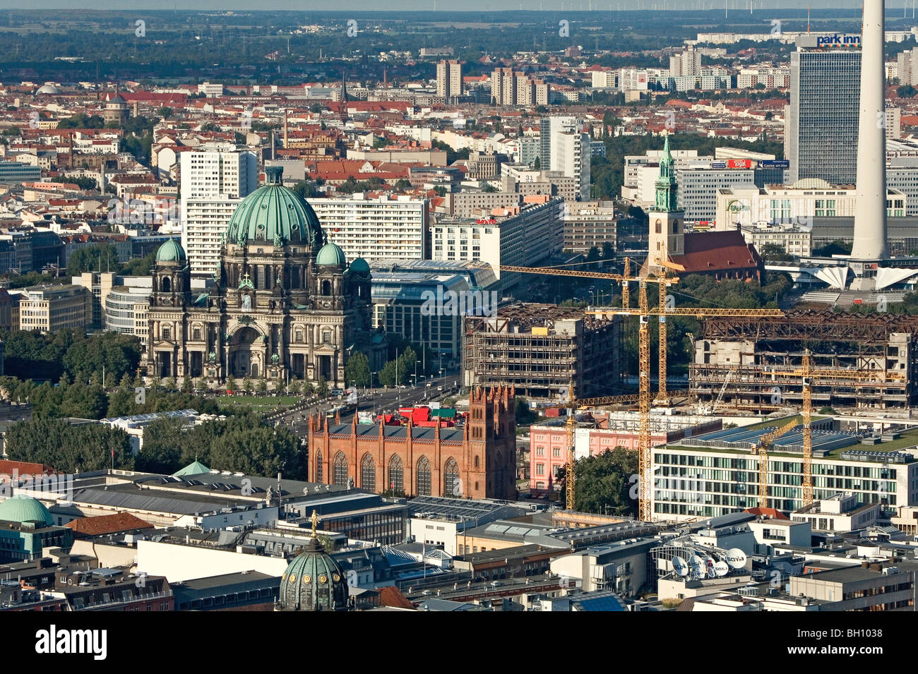 Voir à la ville avec la Cathédrale de Berlin et Église Friedrichswerder, Berlin, Germany, Europe Banque D'Images