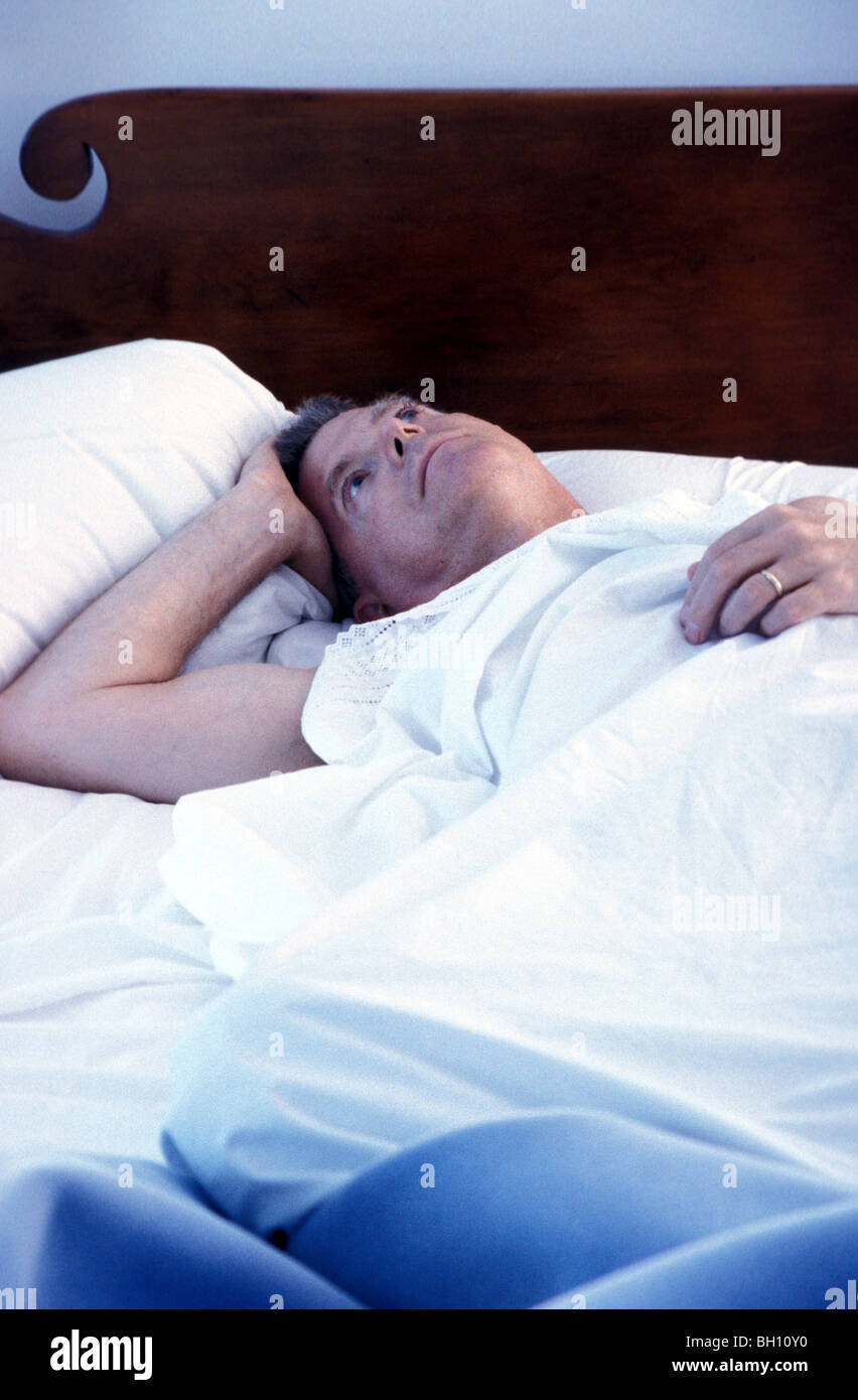 Homme mûr au lit avec l'Insomnie Banque D'Images