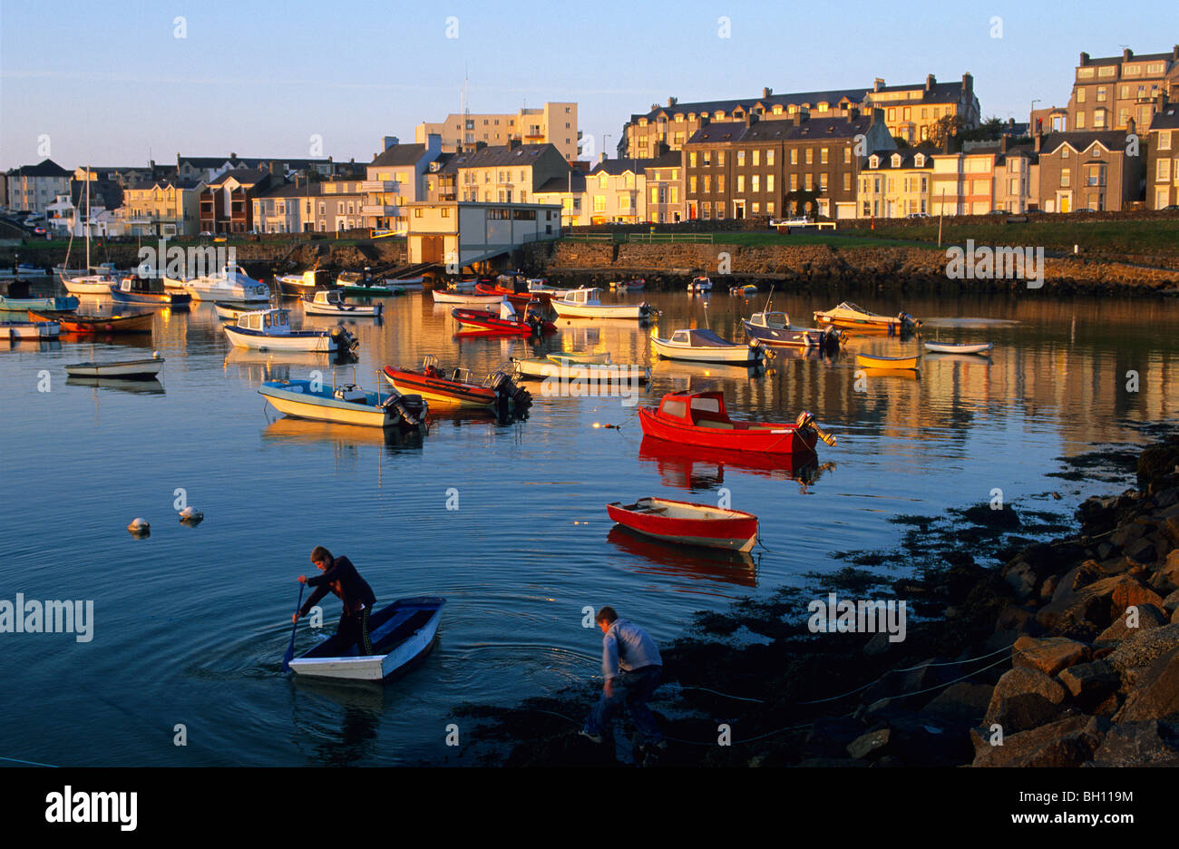 Les garçons l'aviron dans le port dans la soirée, Portrush, comté d'Antrim, Irlande, Europe Banque D'Images