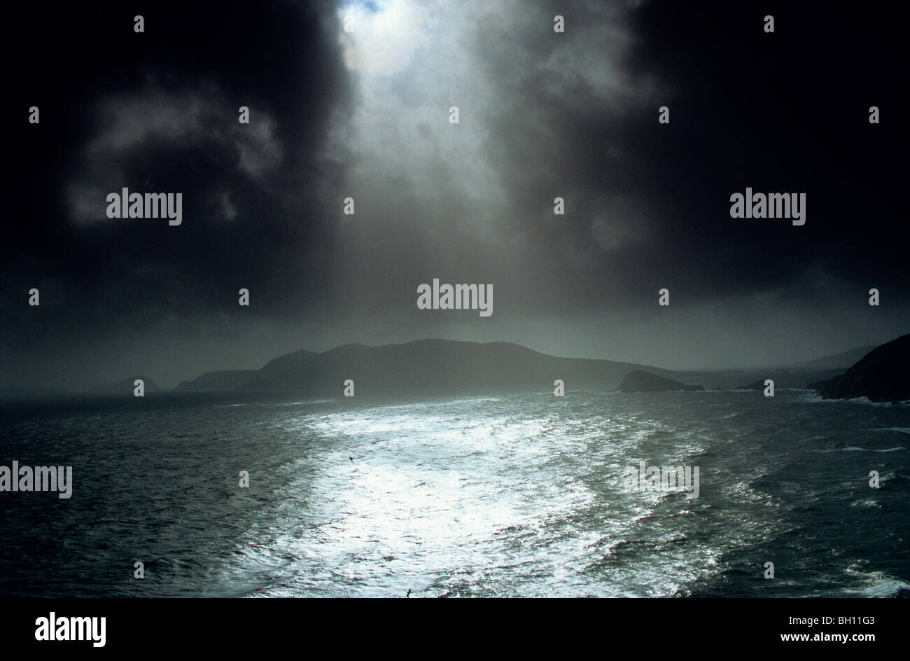 Rayons de briller à travers la couverture nuageuse sombre à la baie de Dingle, Great Blasket Island, comté de Kerry, Irlande, Europe Banque D'Images