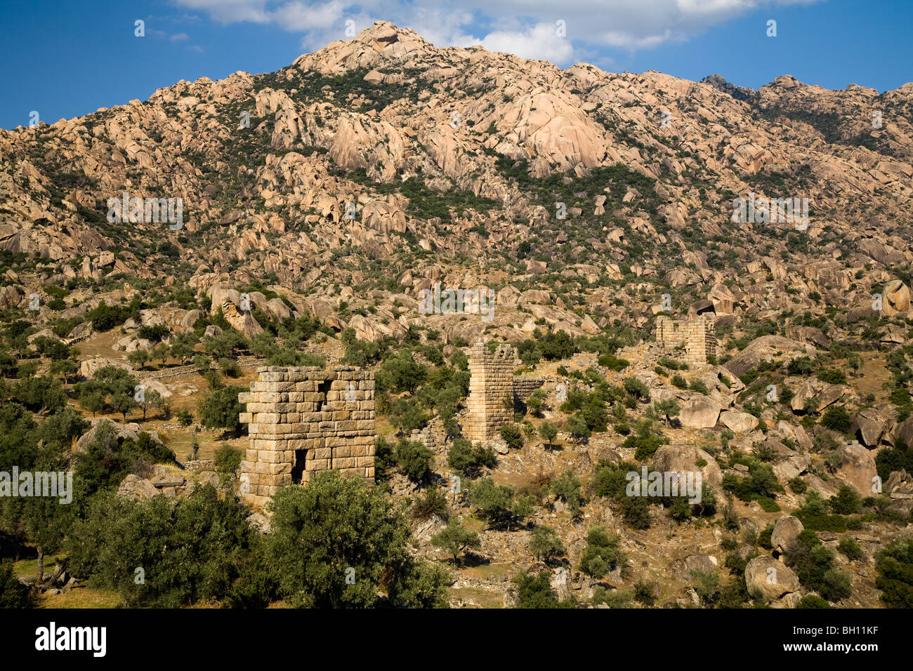 Heracleia anciennes ruines et Latmos montagnes dans le parc national du lac de Bafa Turquie Banque D'Images