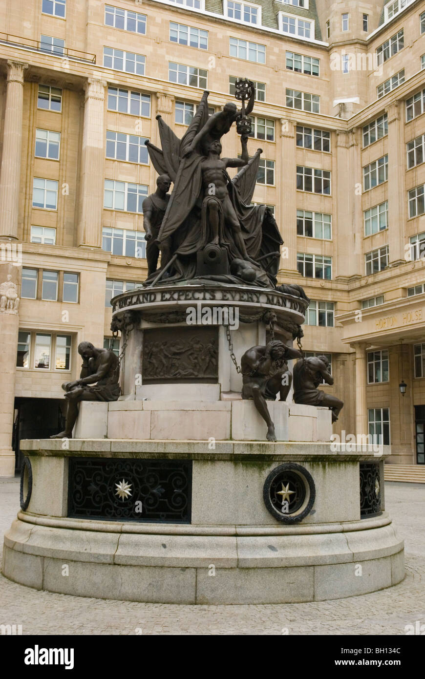 Monument Nelson à échanger des drapeaux dans le centre de Liverpool Angleterre Angleterre Europe Banque D'Images