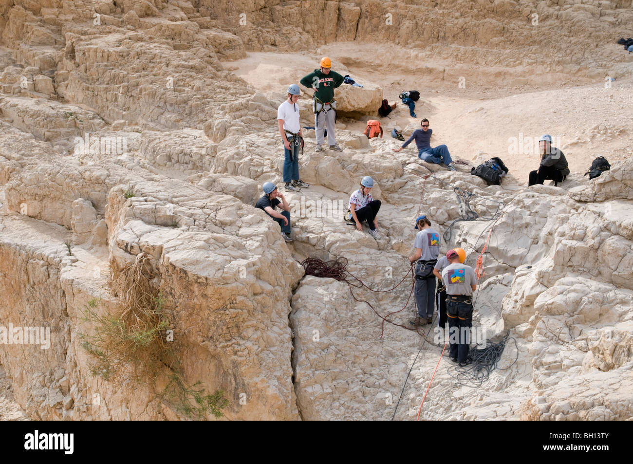 Israël, la Mer Morte, Qumran, Groupe rappeling dans une cascade à sec de la rivière Qumran Banque D'Images