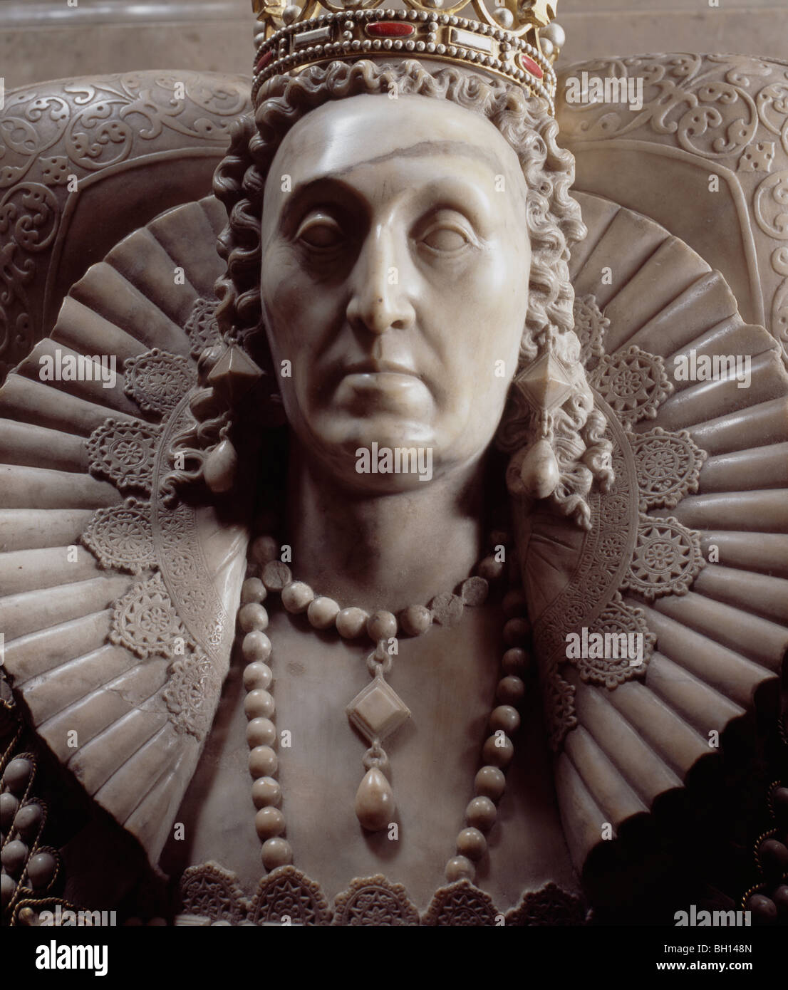 La tombe de la reine Elizabeth I & monument par Maximilian Colt 1603 avec couronne et ruff. La figure ci-dessus. L'Abbaye de Westminster Banque D'Images
