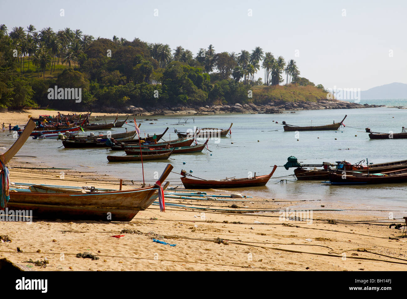 Long thaï pêche grands bateaux amarrés à Rawai Beach, Thaïlande Banque D'Images