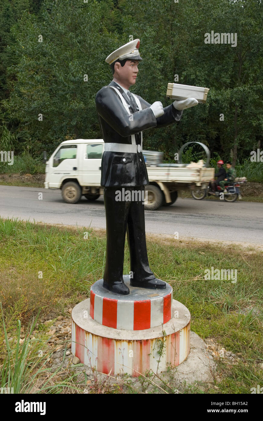 Faux policier contrôlant la vitesse du trafic. La province de Jiangxi, Chine. Banque D'Images