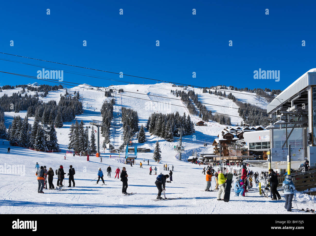 Pieds des pistes, au centre de la station de Courchevel 1850, trois vallées, Tarentaise, Savoie, France Banque D'Images