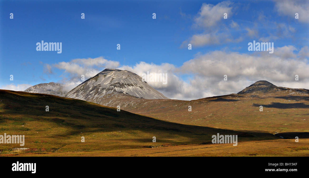 Hills et la lande sur l'île de Jura, le sud-ouest de l'Écosse au Royaume-Uni. Banque D'Images