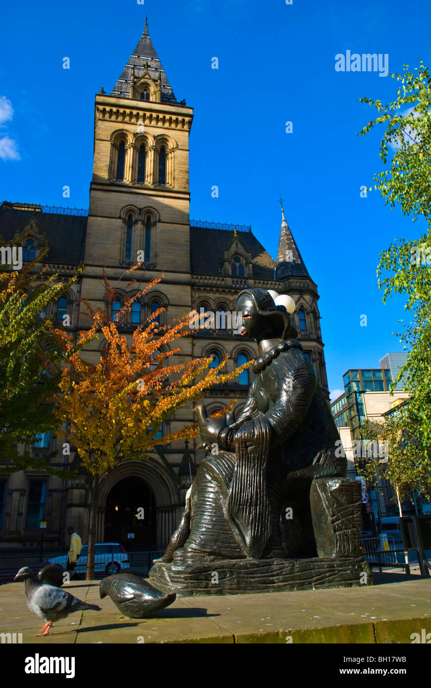 Messenger of Peace statue au St Peters Square dans le centre de Manchester en Angleterre Angleterre Europe Banque D'Images