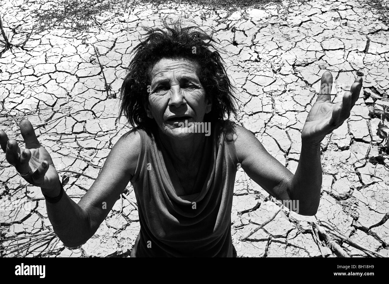 Résiste à une femme sur son terrain déjà dévasté par la plantation d'eucalyptus, de l'État de Minas Gerais, Brésil. Banque D'Images