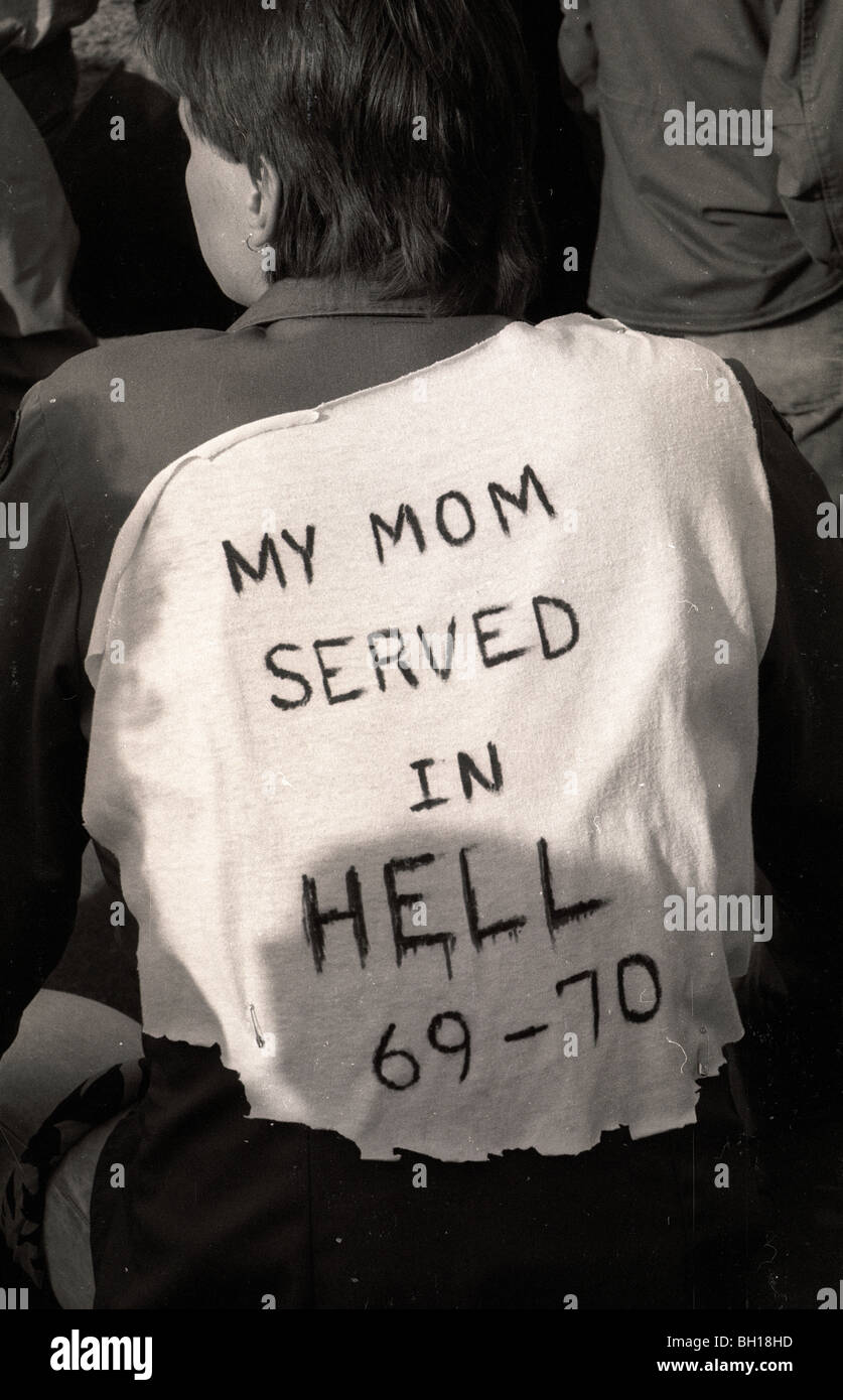 Un enfant d'un vétéran du Vietnam porte un message pendant la guerre du Vietnam Memorial d'hélicoptère à Porterville est dédié. Banque D'Images