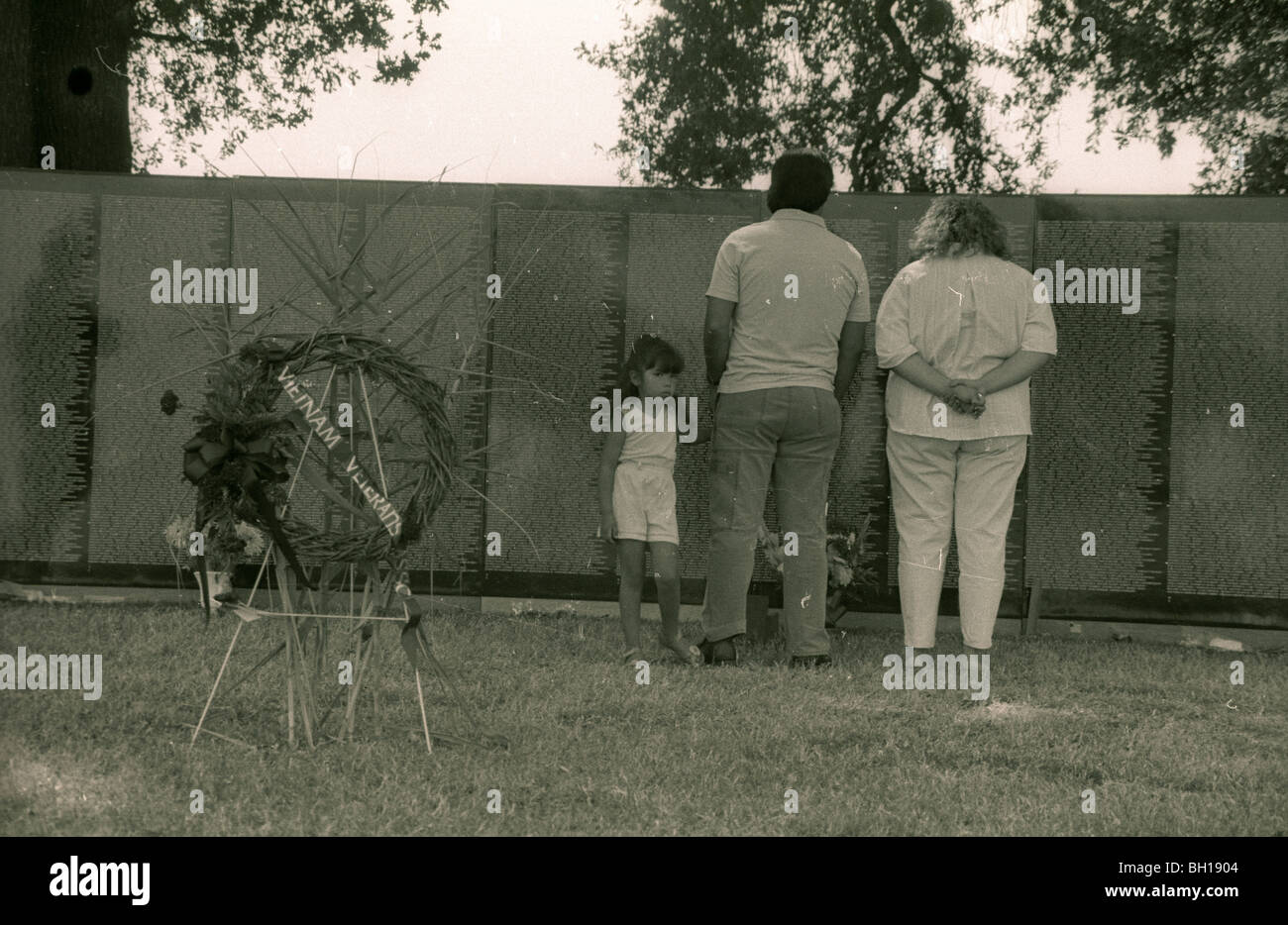 La recherche d'un nom de famille. La guerre du Vietnam déménagement memorial wall rend un arrêt à Porterville, Californie en 1988. Banque D'Images