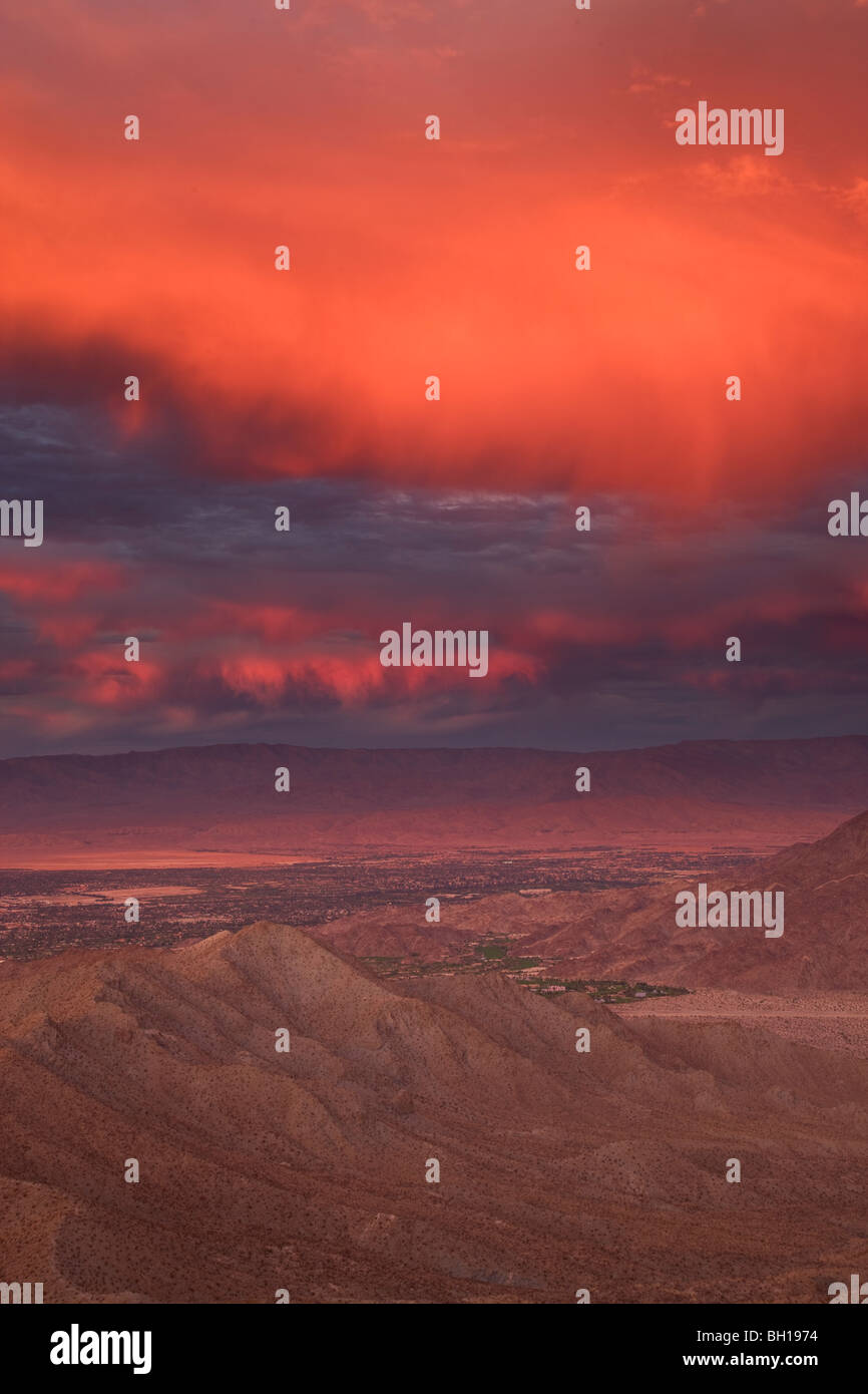 Coucher de soleil sur Palm Desert et Rancho Mirage dans la vallée de Coachella, en Californie. Banque D'Images