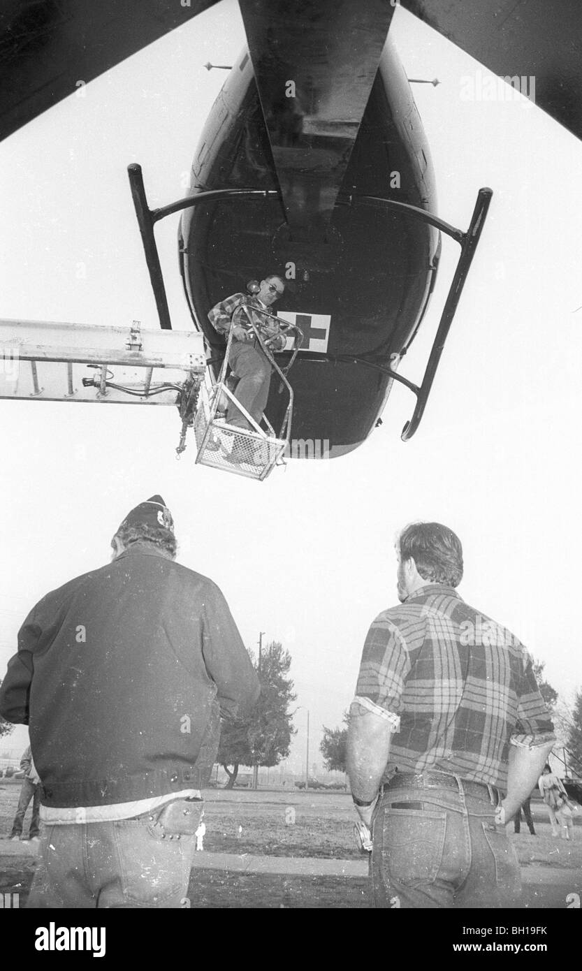 Vietnam Veterans construire un hélicoptère de guerre du Vietnam Memorial à Porterville, Californie en 1989. Banque D'Images