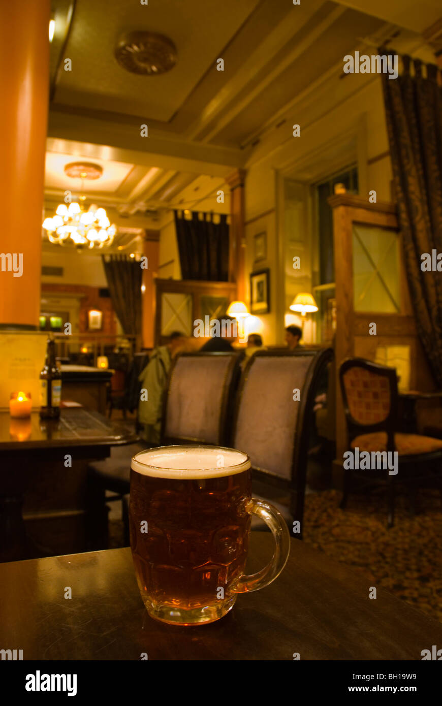 Pinte de bière dans la fierté de Londres pub Banque Manchester en Angleterre Angleterre Europe Banque D'Images