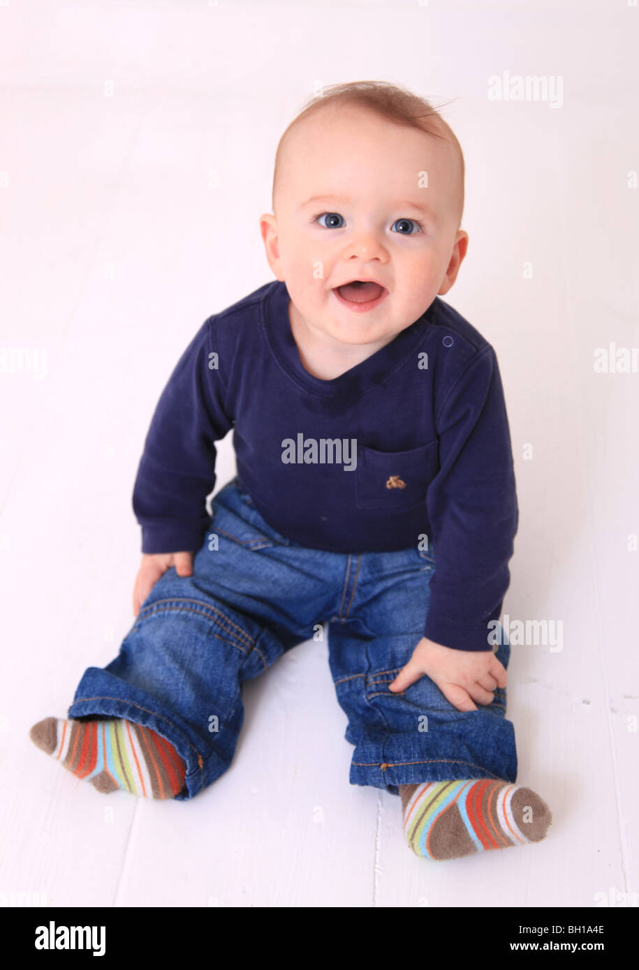 6 Mois Bebe Garcon Aux Cheveux Roux Assis Photo Stock Alamy