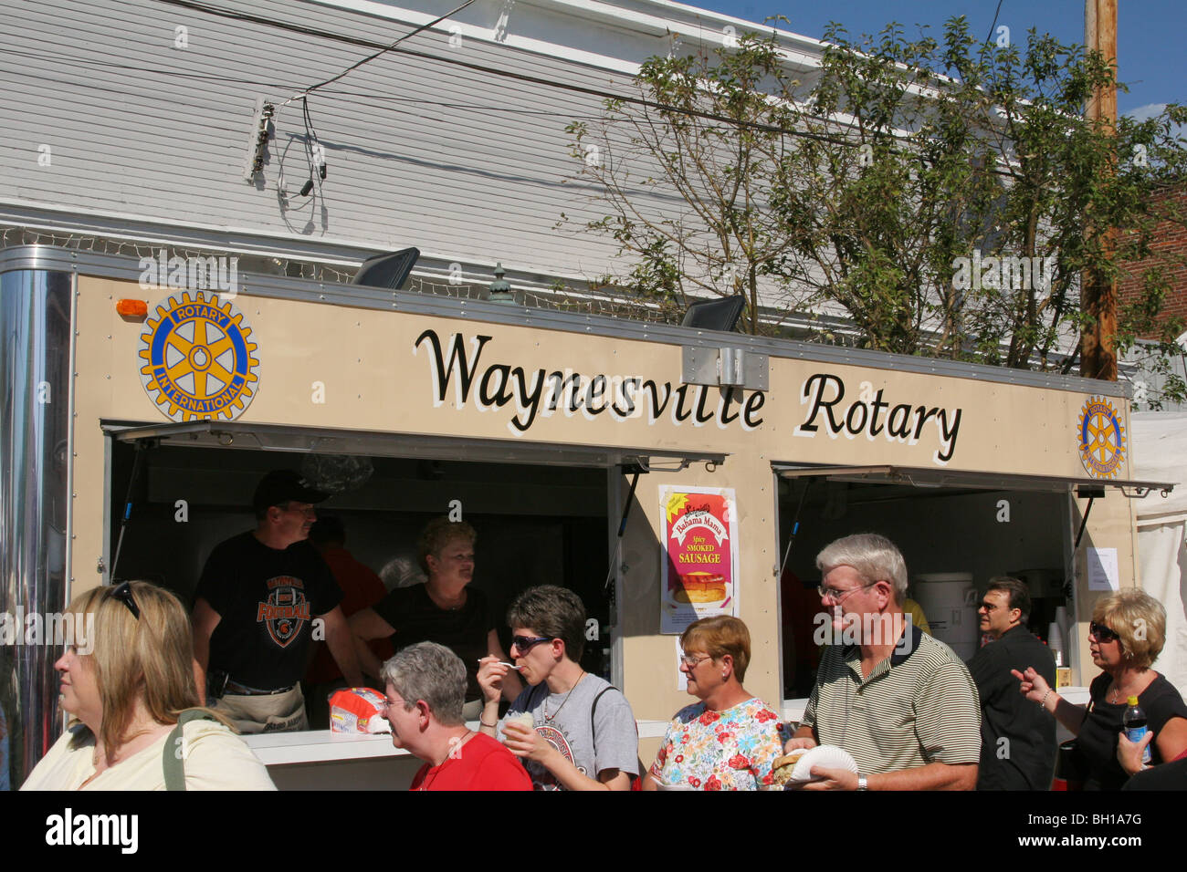 Waynesville Rotary International club stand au Festival de la Choucroute, Waynesville, Ohio, USA. Vente de sandwichs saucisse fumée. Banque D'Images