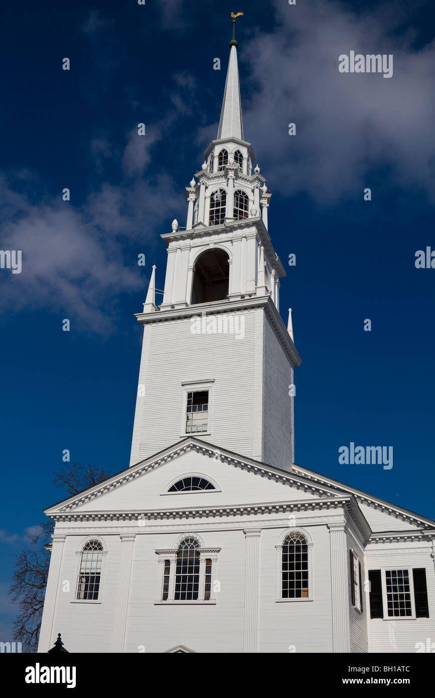 La Nouvelle Angleterre blanc typique clocher de l'église, Église Unitarian-Universalist, rue Pleasant, Newburyport, Massachusetts Banque D'Images