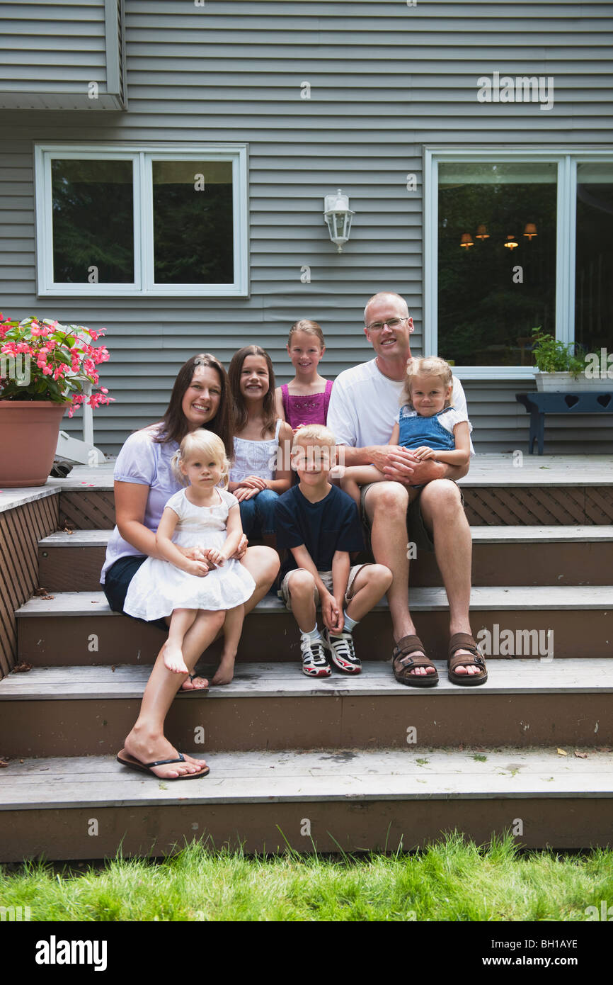 Un portrait de famille heureuse avec 5 enfants Banque D'Images