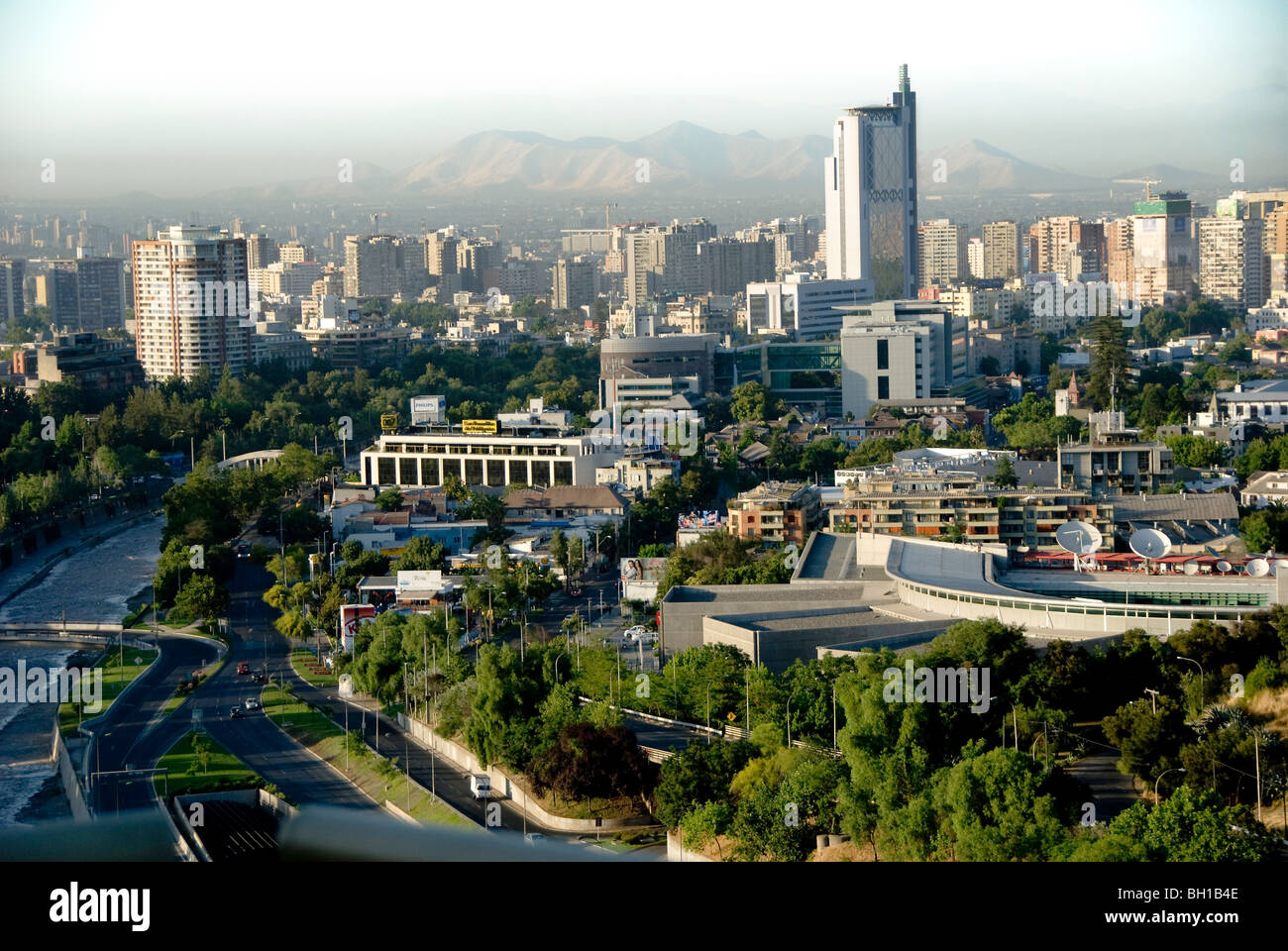 La capitale du Chili, centre financier et elle la plus grande ville du pays, fondée en 1541, se trouve dans une vallée soutenue par les Andes, Santiago, Chili Banque D'Images