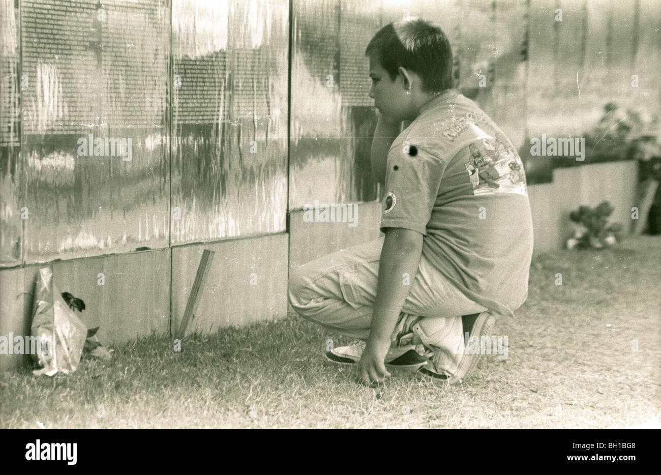 Garçon à la recherche d'un nom. La guerre du Vietnam déménagement memorial wall rend un arrêt à Porterville, Californie en 1988. Banque D'Images