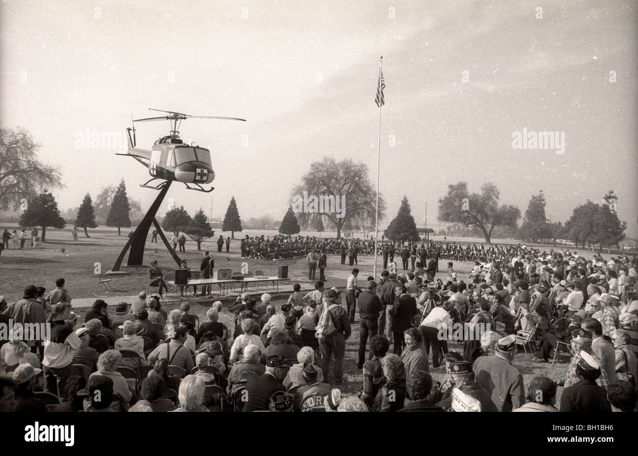 La guerre du Vietnam Memorial en hélicoptère, Porterville Californie est dédié en 1989. Banque D'Images