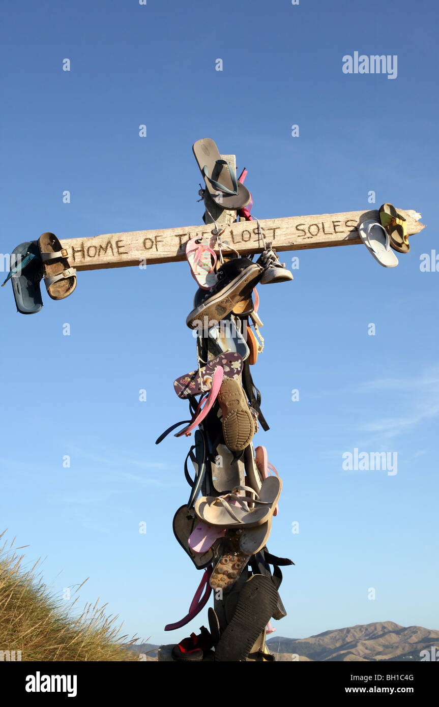 Croix à accrocher sur des chaussures non désirés à Delémont Beach Banque D'Images