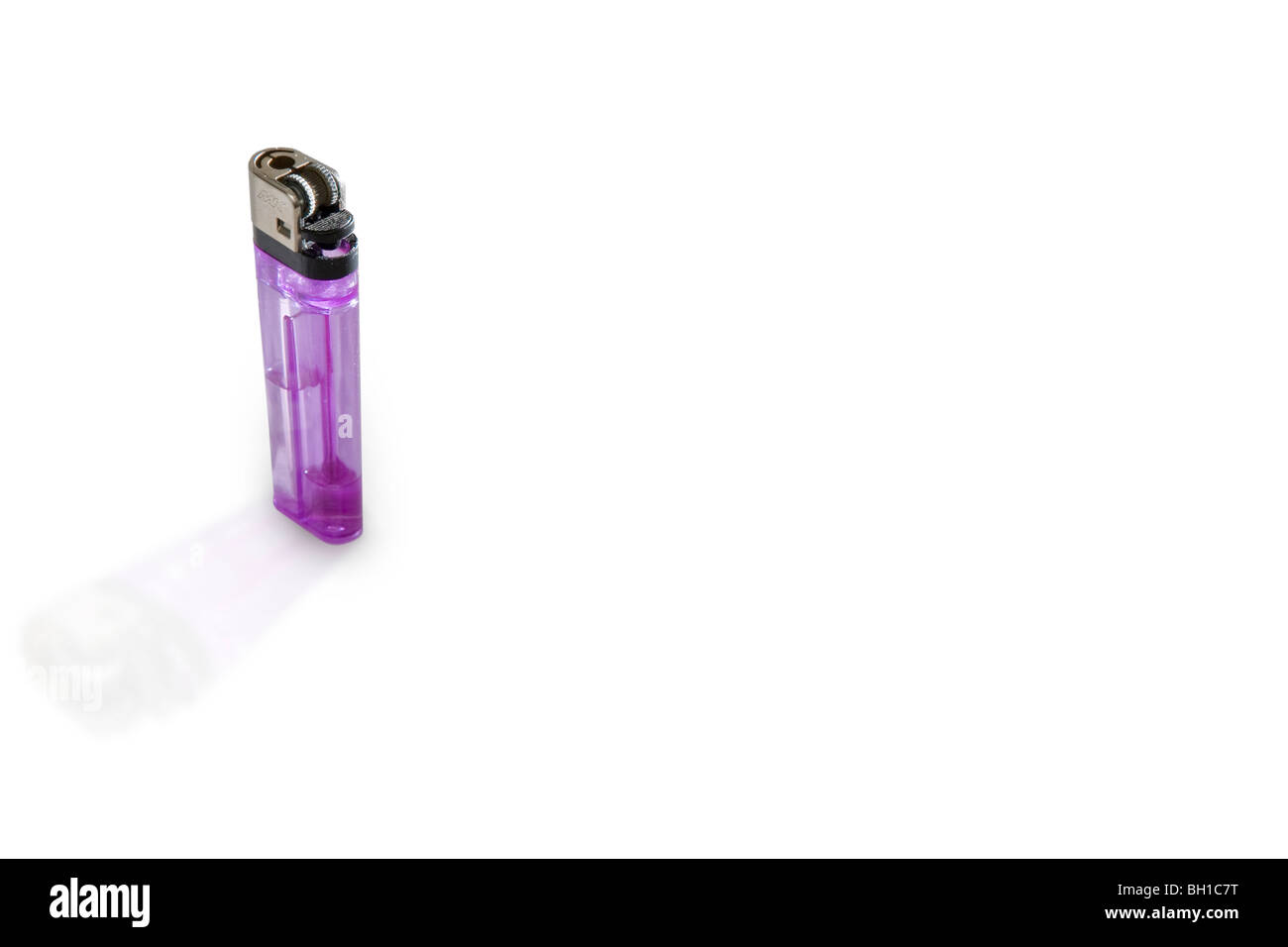 Briquet violet sur fond blanc avec ombre Banque D'Images