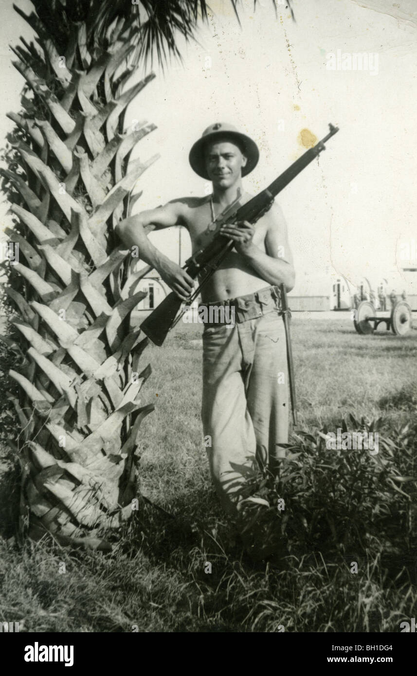 Fantassin debout à côté d'arbre tropical. Troisième Division du Corps des Marines des photos personnelles WWII Banque D'Images