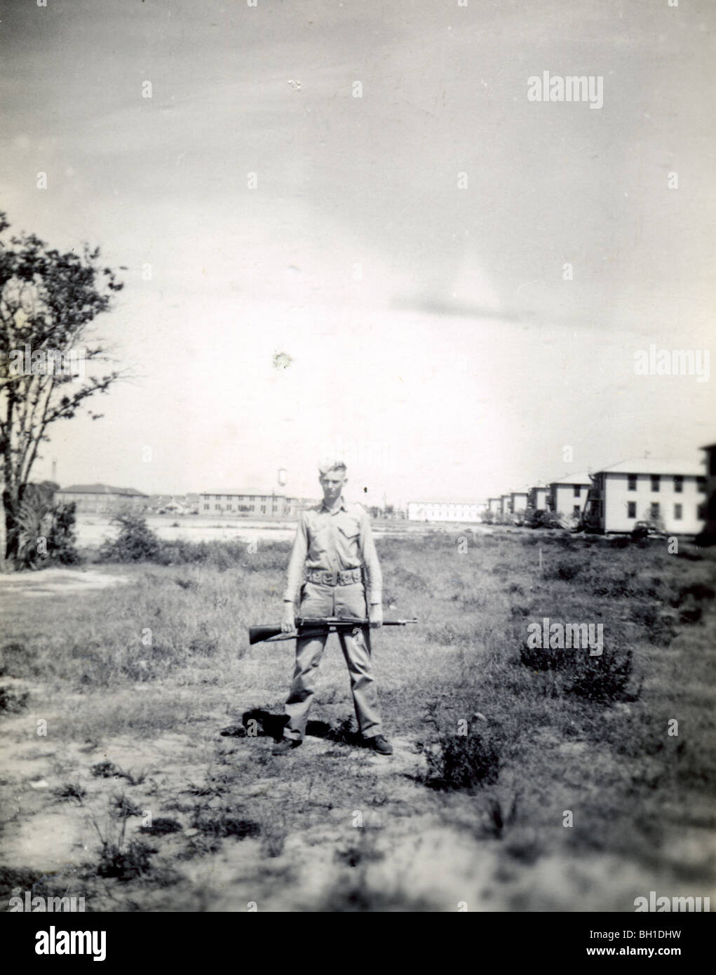 La carabine M1, les soldats et les casernes en arrière-plan. Troisième Division du Corps des Marines des photos personnelles WWII Banque D'Images