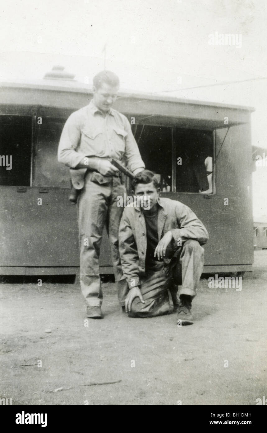 Pistolet avec Marine avec un autre. blagues Troisième Division du Corps des Marines des photos personnelles WWII Banque D'Images