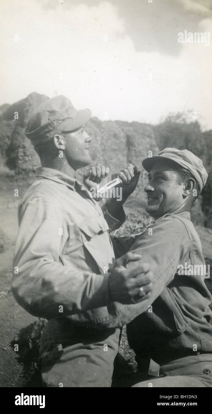 Marines plaisante avec couteau pour photo. Troisième Division du Corps des Marines des photos personnelles WWII Banque D'Images