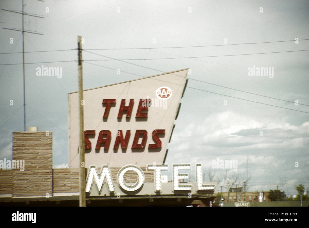 Le Sands Motel. publicité road jour nuageux powerline sky années 50 années 60 années 50 un triple AAA American Automobile Association Banque D'Images