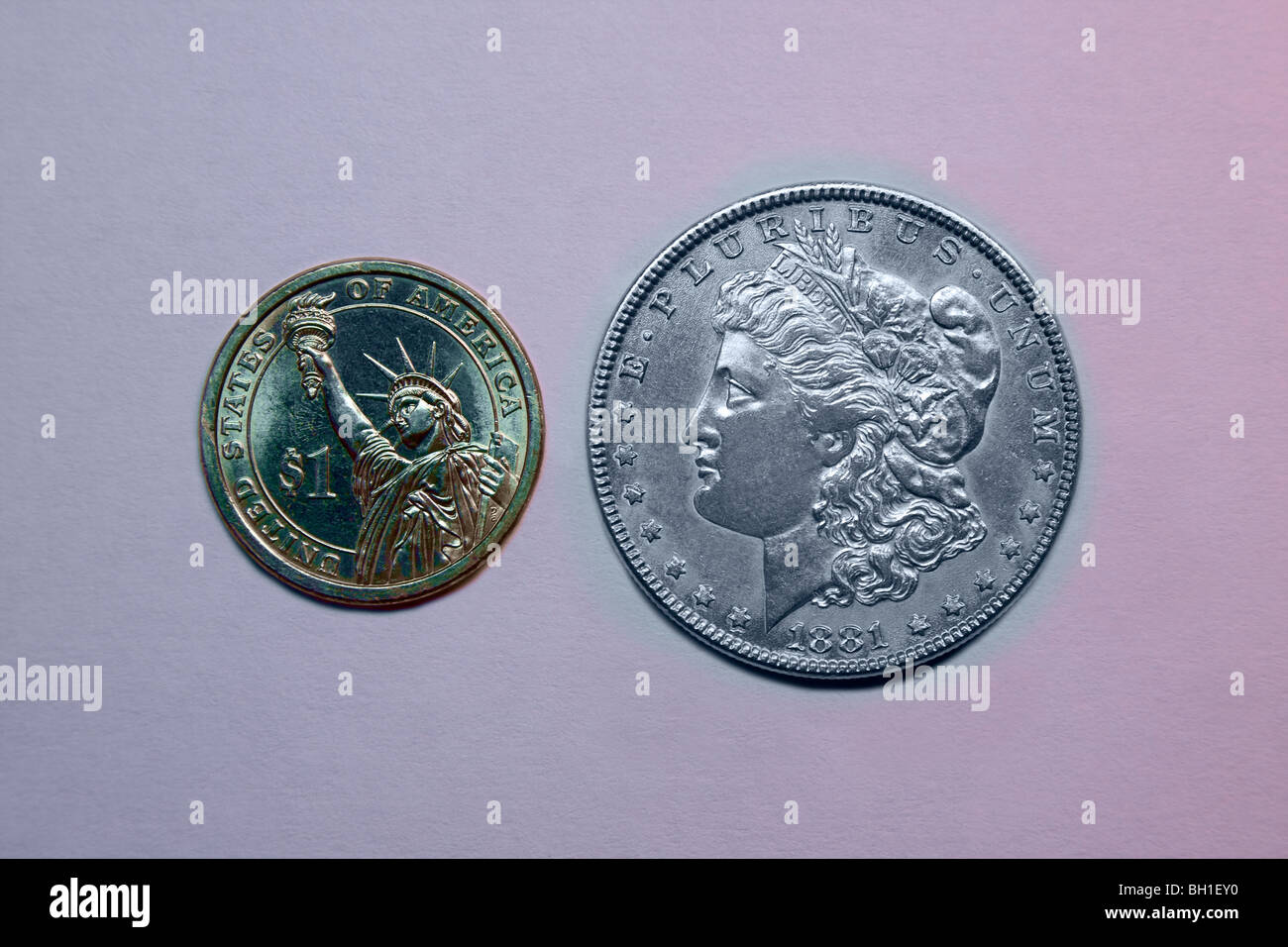 Pièce de un dollar (à gauche) et un Dollar en argent Morgan 1881 (à droite). Banque D'Images