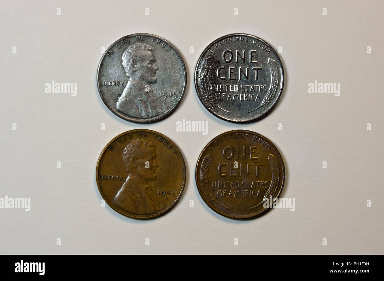 1943 Blé Acier Penny (haut) et d'un 1943 D'un cent du blé en cuivre (en bas) montrant l'avers et le revers. Banque D'Images