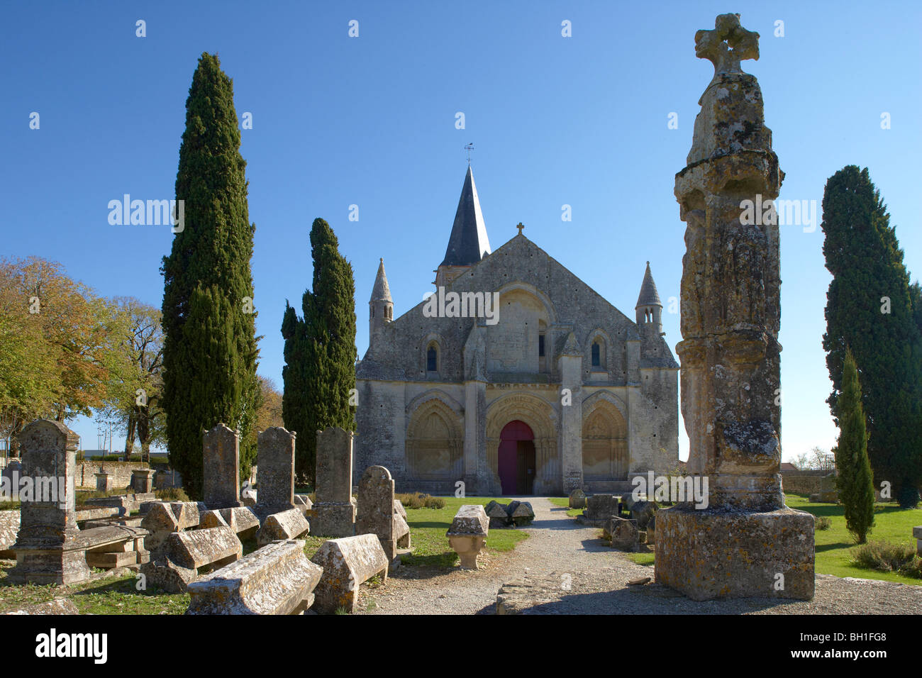 Eglise Saint Pierre à Aulnay, façade ouest avec Hosanna Cross, le Chemin de Saint-Jacques de Compostelle, Chemins de Saint-Jacques, via Turonensis, Dept. Banque D'Images