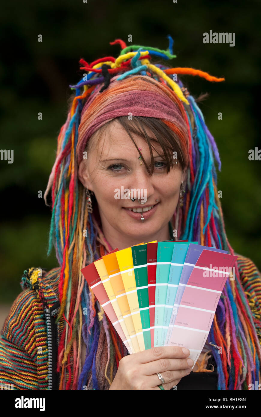 Modèle féminin hippie avec des cheveux colorés. Modèle entièrement libéré Banque D'Images