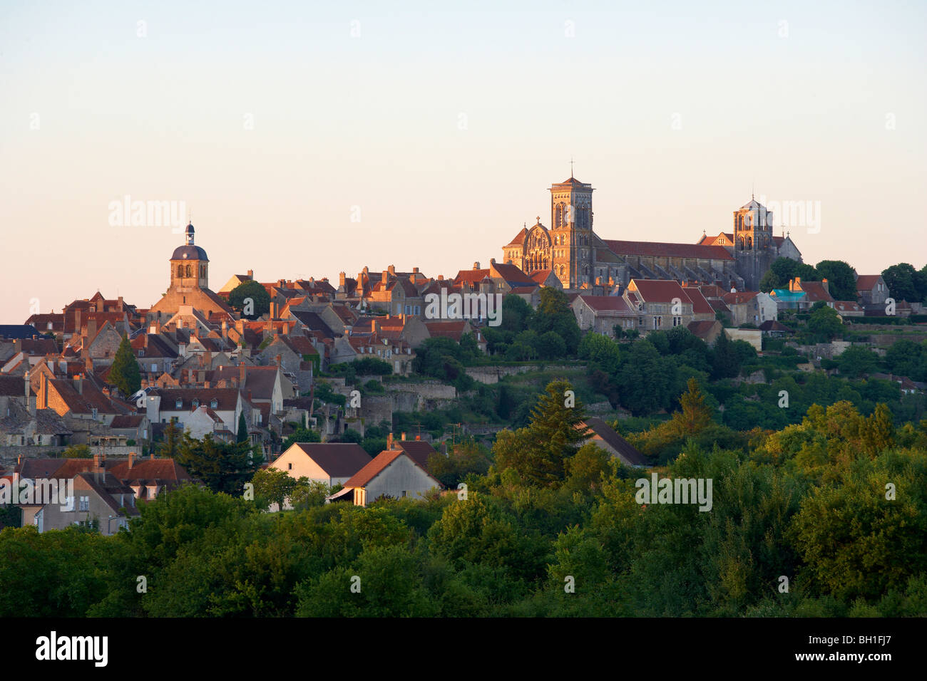 Vézelay avec St Marie Madeleine Basilique dans la soirée, le Chemin de Saint-Jacques de Compostelle, Chemins de Saint-Jacques, Via Lemovicensis, Vezela Banque D'Images