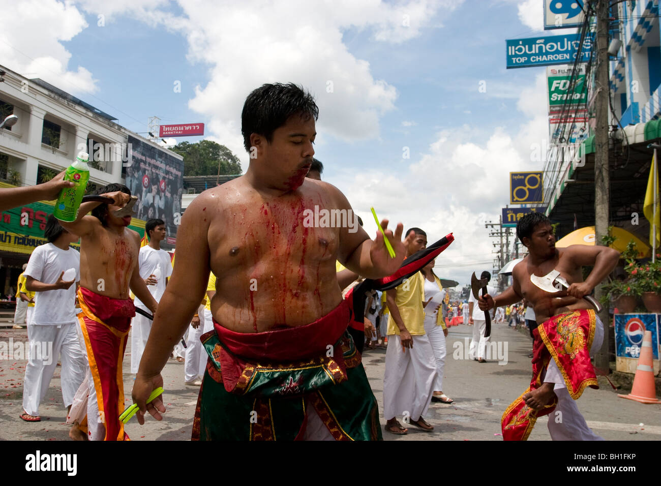 Le Festival Végétarien de Krabi, Thaïlande, implique une procession rue parfois sanglantes. Cet homme s'est coupé avec des baguettes. Banque D'Images