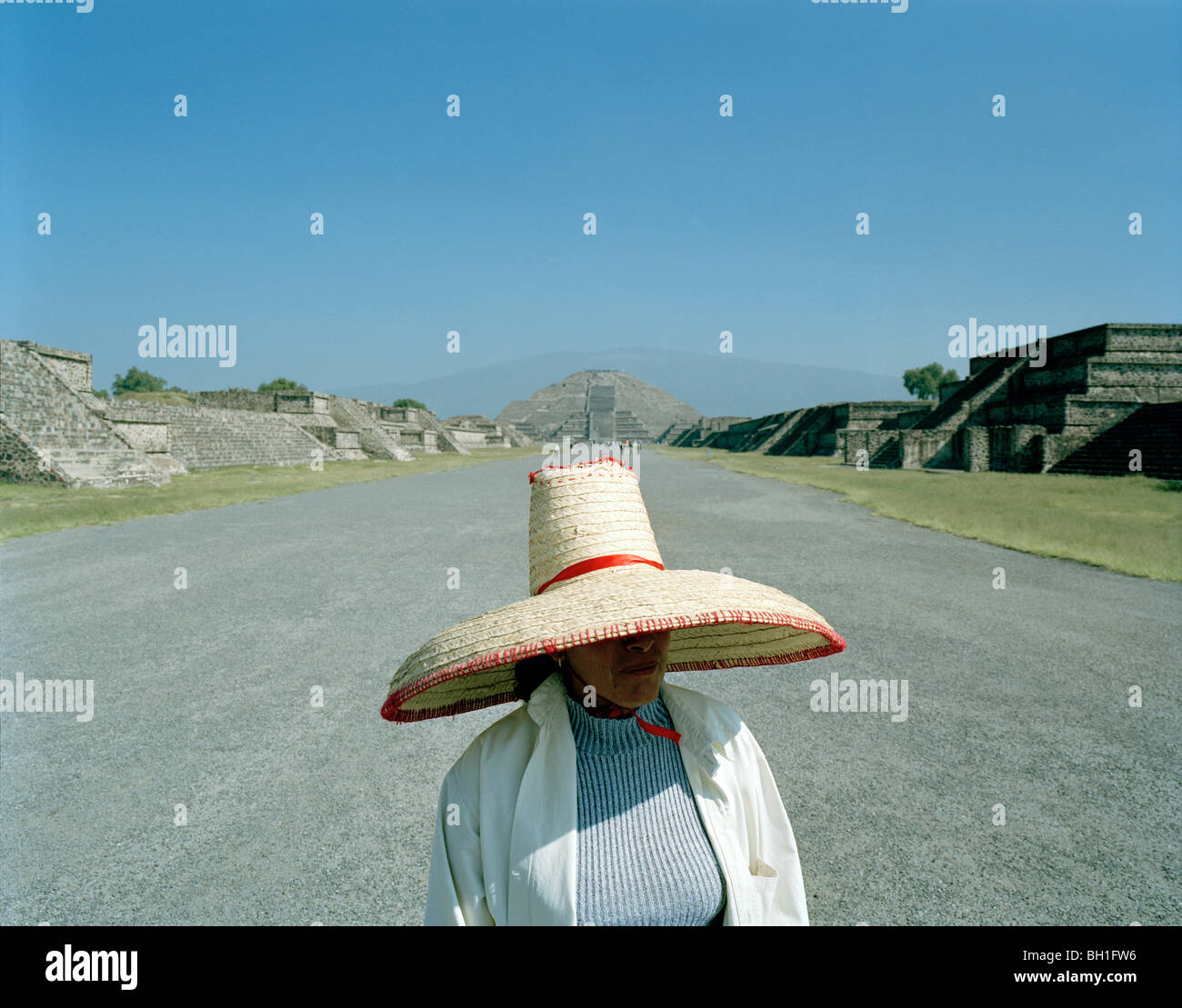 Femme portant un sombrero Banque de photographies et d'images à haute  résolution - Alamy