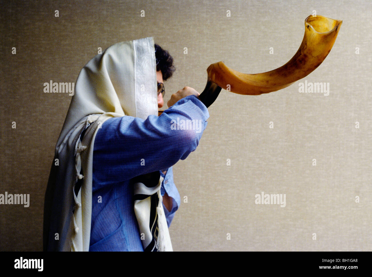 Shofar soufflé de corne de bélier le Nouvel An juif Photo Stock - Alamy