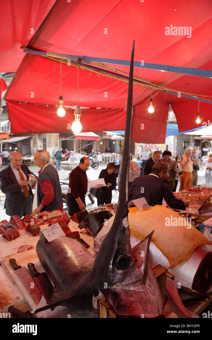 Les gens à un décrochage du poisson au marché, Palermo, Sicily, Italy, Europe Banque D'Images