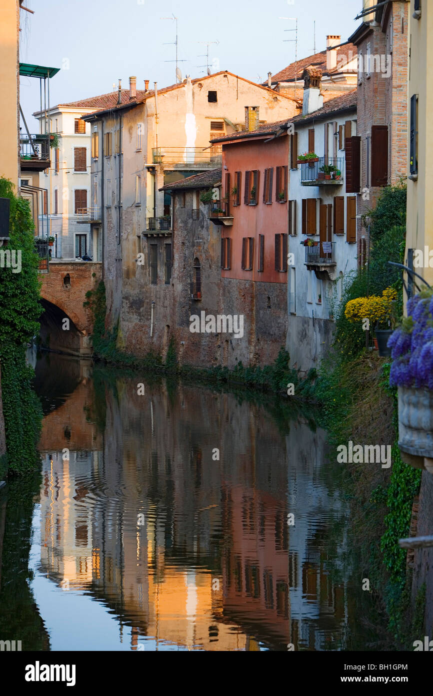 Rangée de maisons sur un canal, à Mantoue, Lombardie, Italie, Europe Banque D'Images