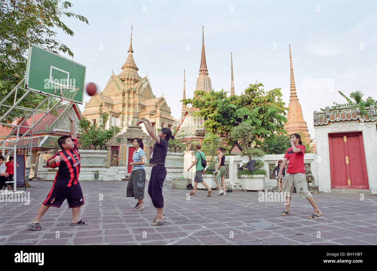 Enfants jouant au basket-ball, Wat Phra Kaew en arrière-plan, Bangkok, Thaïlande Banque D'Images