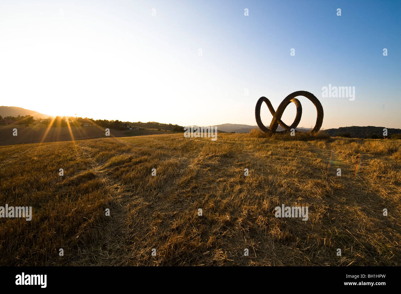 Ses sculptures en paille sur un champ au crépuscule, Linz, Haute Autriche, Autriche Banque D'Images