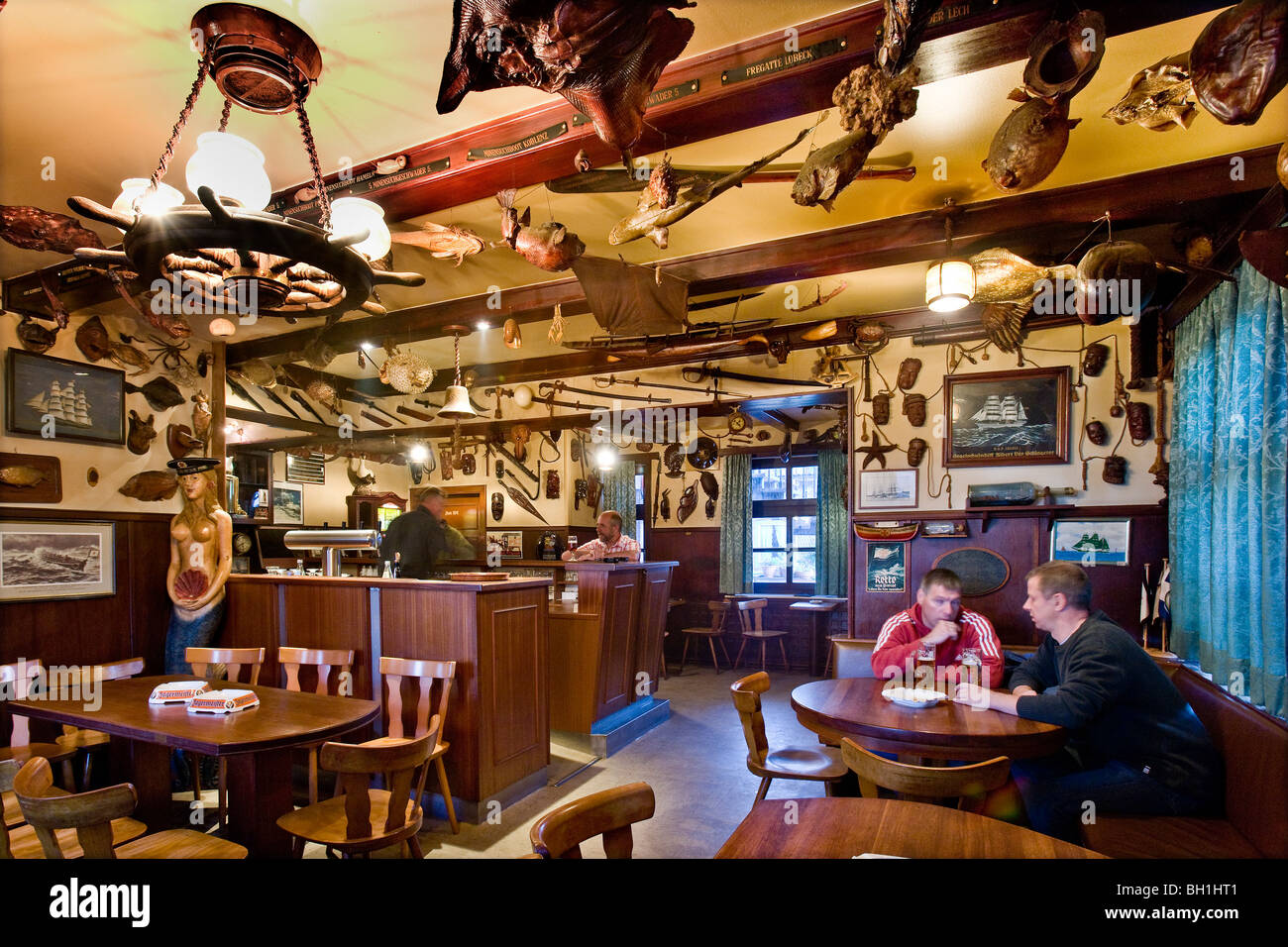 Invités dans un vieux fishermens bar, Wyk, Foehr island, au nord de l'archipel Frison, Schleswig-Holstein, Allemagne Banque D'Images