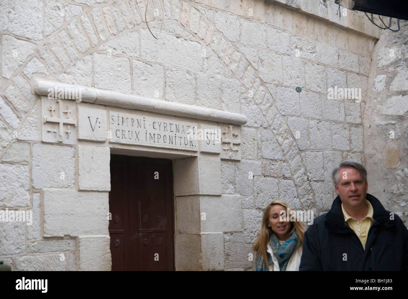 Israël, Jérusalem, Via Dolorosa, poste N° V Simon de Cyrène porte la croix Banque D'Images