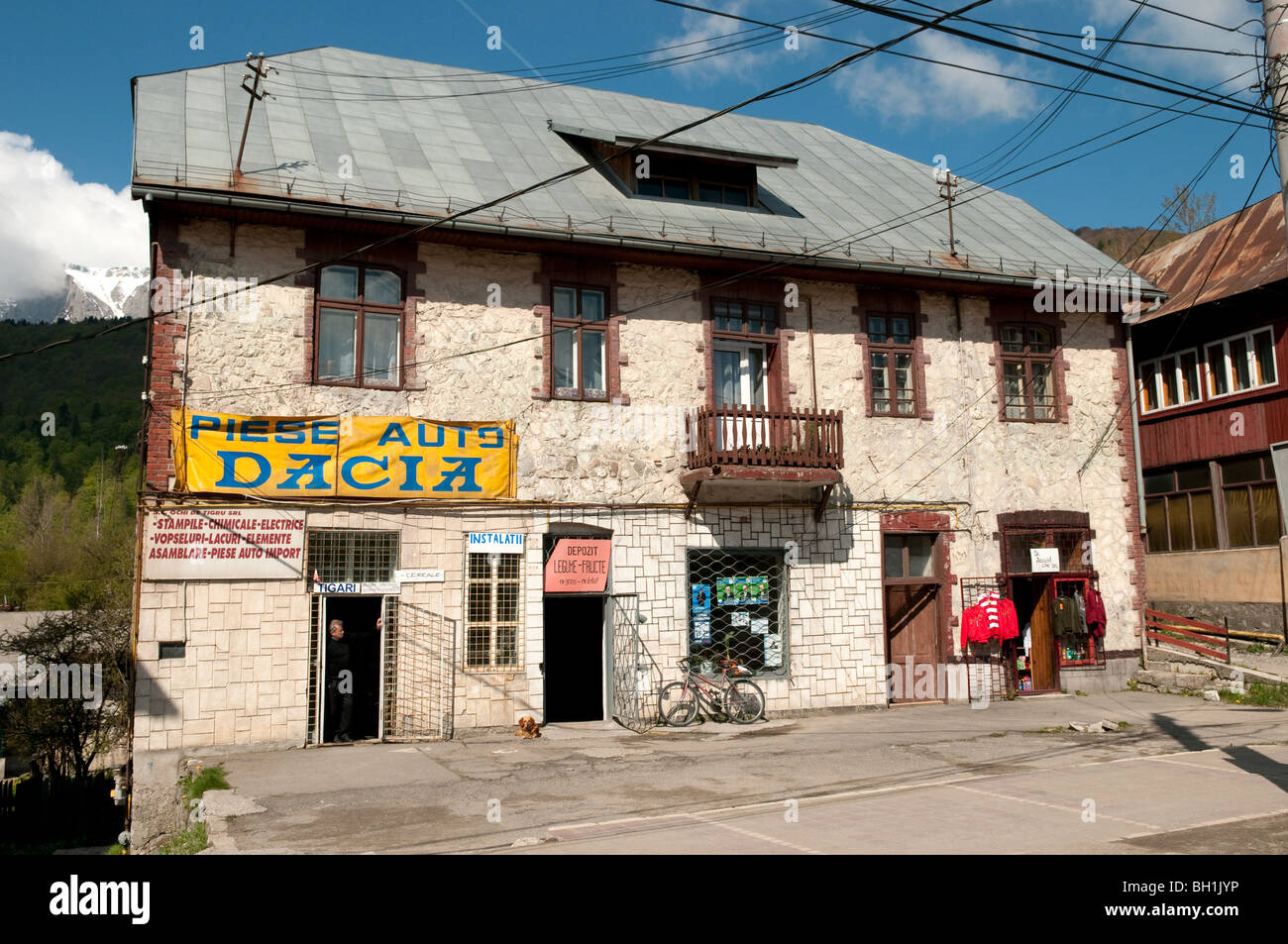 Boutiques dans l'Azuga Roumanie Europe de l'Est Banque D'Images