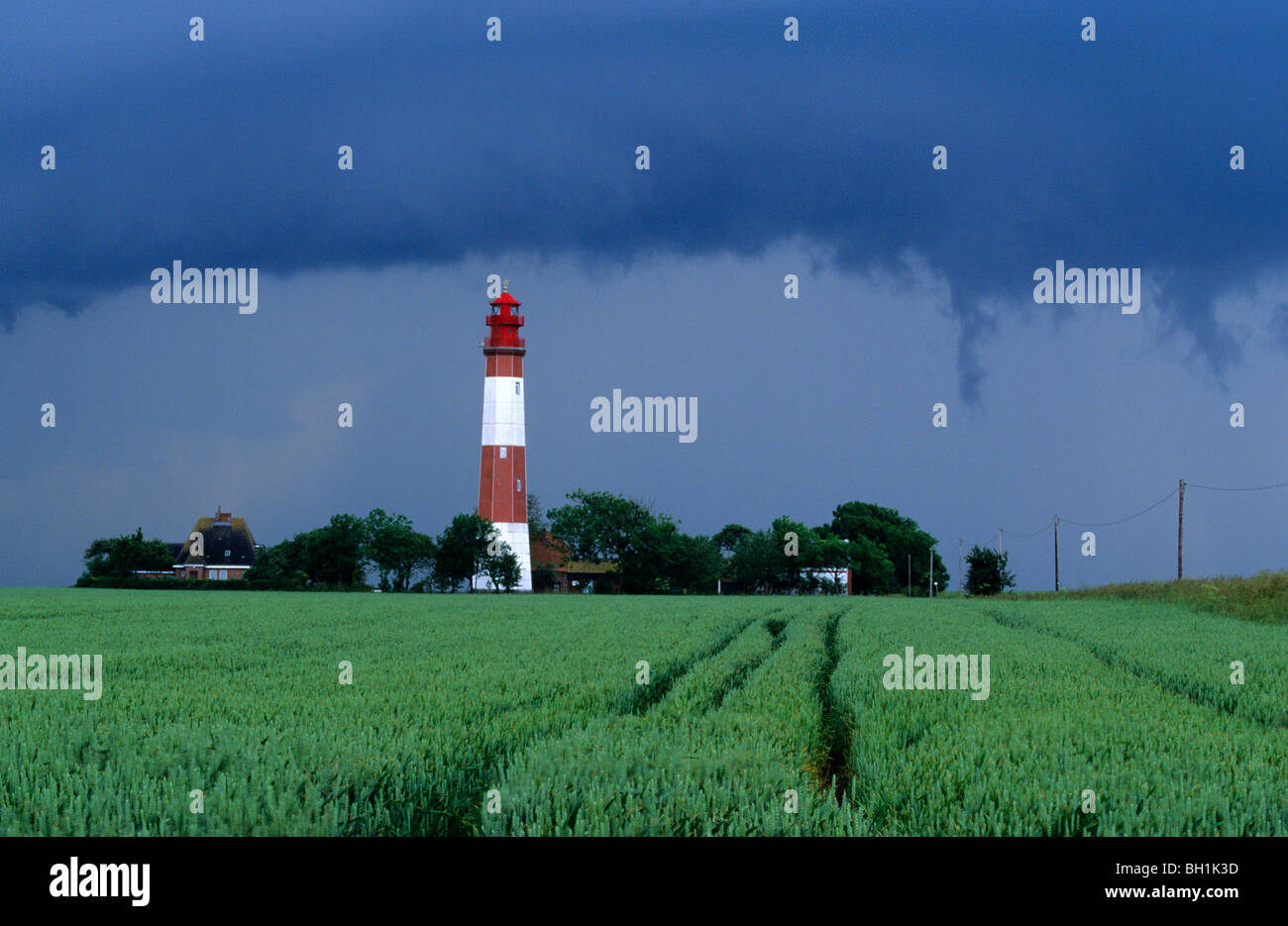 Leuchtturm Fluegge sous de sombres nuages, l'île de Fehmarn, Schleswig Holstein, Allemagne, Europe Banque D'Images