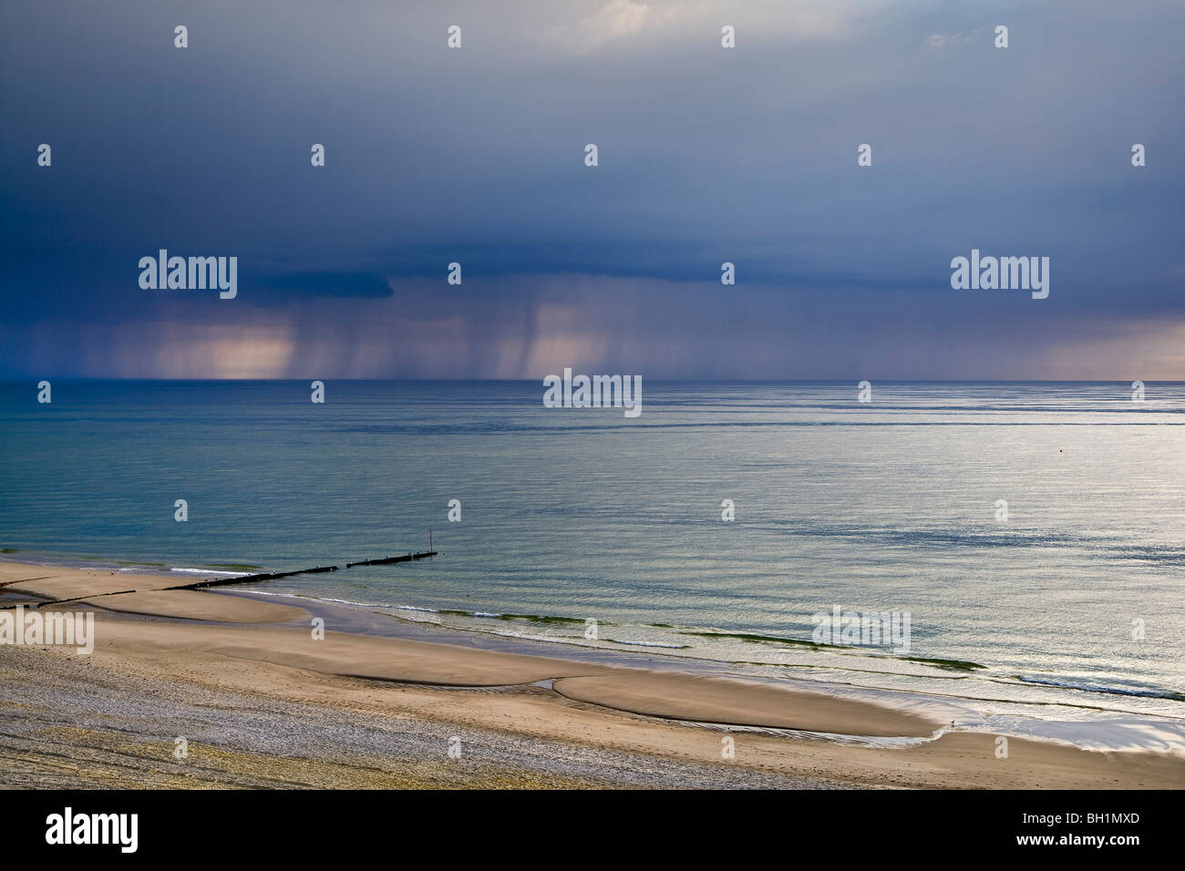 Plage et ciel nuageux, l'île de Sylt, au nord de l'archipel Frison, Schleswig-Holstein, Allemagne Banque D'Images